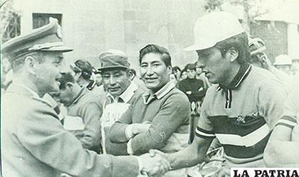 Hugo Banzer entrega el premio a Constantino Calle, ganador de la Doble Oruro - La Paz en 1970