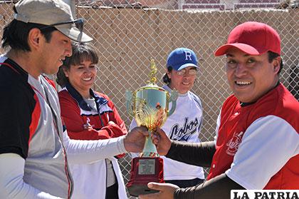 El capitán de Peligrosos Rojos recibe el trofeo de campeón 2015 