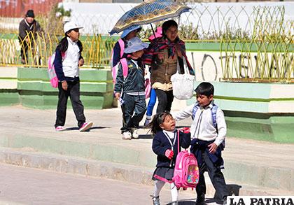 Menores deben estar acompañados por sus padres