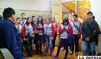 Estudiantes de arquitectura visitan museo ´Simón I. Patiño´