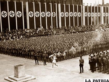 La inauguración de las Olimpiadas de Berlín en 1936, con el símbolo de la Cruz Esvástica de fondo /proyectoidis.org