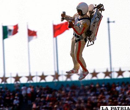 El hombre que voló durante el acto inaugural de las Olimpiadas de Los Ángeles en 1984 /elhistoriador.es