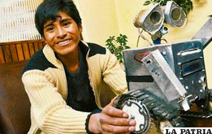 Esteban Quispe con su Wall-E /noticiasfides.com