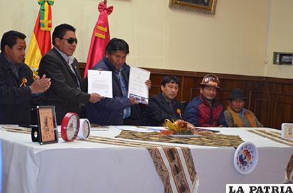 Autoridades presentes en la promulgación de la ley departamental