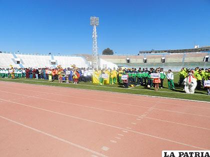 Las distintas delegaciones presentes en el estadio 