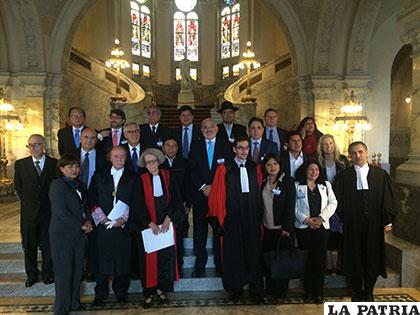 Delegación de juristas que representaron a Bolivia en La Haya /woedpress.com