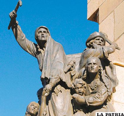 Las heroínas de la Coronilla, su monumento muestra el valor heroico de la mujer cochabambina /wikimedia.org