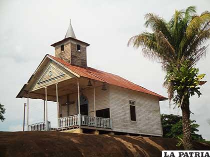 La iglesia sobre la laja de piedra es uno de los lugares representativos del Beni y se encuentra en Cachuela Esperanza