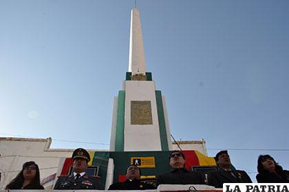 Mástil del monumento al Soldado Desconocido, sin Bandera Nacional