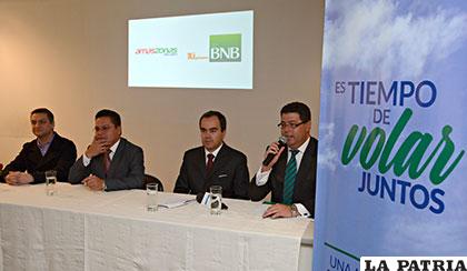 Autoridades de BNB y Amaszonas en la conferencia de prensa /BNB