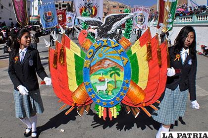 El Escudo de Bolivia escoltado por alumnas del Colegio Evangélico Filadelfia