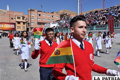 Alegre participación de la unidad educativa Juan Pablo II Secundaria
