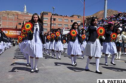 Hermosa estampa de escarapelas con alumnas del 