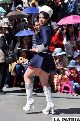 La belleza de las guaripoleras junto al Colegio San Miguel