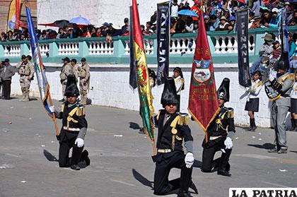 Gallarda participación de los abanderados de la banda, unidad educativa 