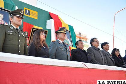 Las autoridades apreciaron el desfile escolar