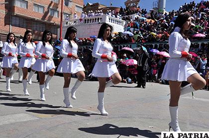 La atractiva presencia de las guaripoleras del colegio 