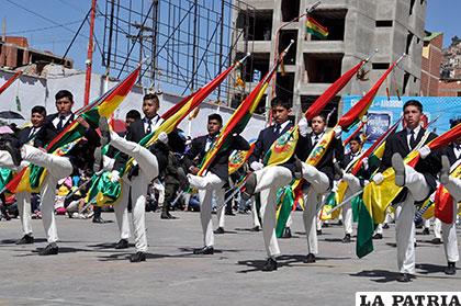 Paso de parada cuidando la tricolor nacional junto al colegio 