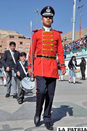 Porte elegante que presenta el guaripolero del colegio Evangélico Filadelfia