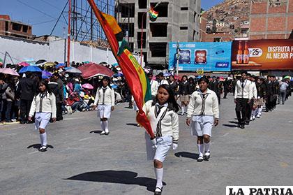 Alumnos de la U. E. Hijos del Sol rinden honor a Bolivia