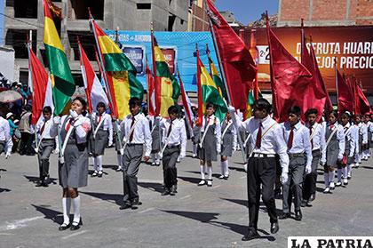 Las banderas de la U. E. Bolivia Vinto