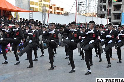 Con paso de parada los alumnos del Colegio 