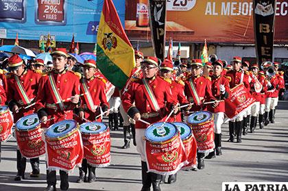 Banda Colorados de Bolivia del colegio católico San Francisco