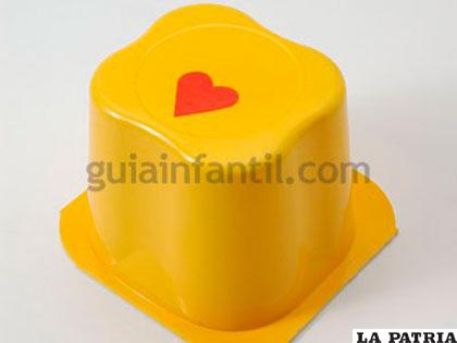 PASO 2
Pon una pegatina roja con forma de corazón en el envase amarillo o recorta un trozo de papel rojo y pégalo.