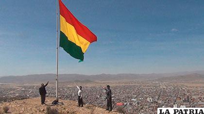 La tricolor boliviana se yergue orgullosa en el cerro 
