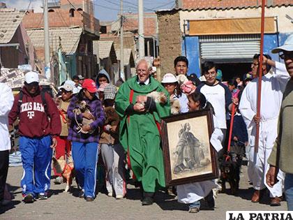 Cada 16 de agosto se celebraba una misa para todos los perritos de la zona en honor a San Roque /facebook.com/villaadelaelalto
