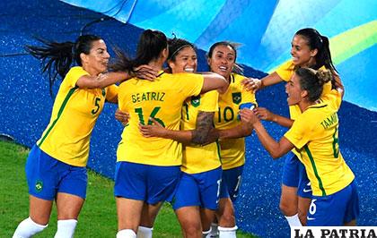 Festejan las jugadoras de la selección de Brasil