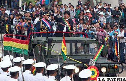 El general Durán junto al Presidente Morales, ayer en Santa Cruz /APG