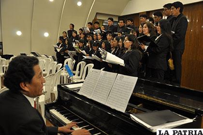 Coro Polifónico dirigido por el Lic. Vito Modesto Chambi /Archivo