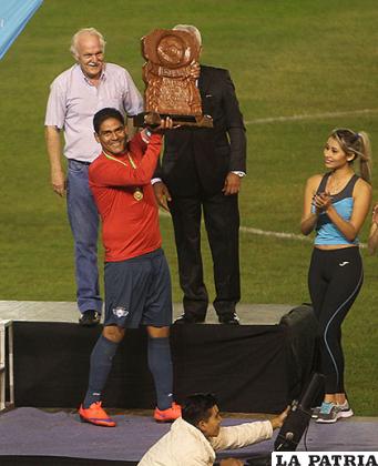 Zenteno con el trofeo de campeón /APG