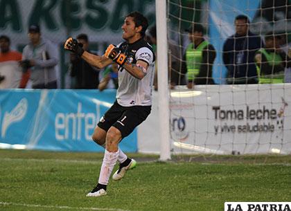 El portero Raúl Olivares fue una de las figuras del partido