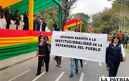 En el desfile del sábado, en Tarija, pidieron respeto a la institucionalidad de la Defensoría /ANF