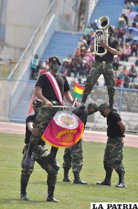 Los efectivos del Batallón Sajama mezclaron música y habilidad gimnástica