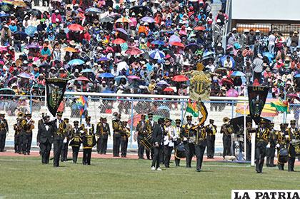 Magnífica presencia de la banda del colegio 