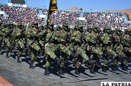 Precisión en la marcha de las mujeres premilitares del Camacho