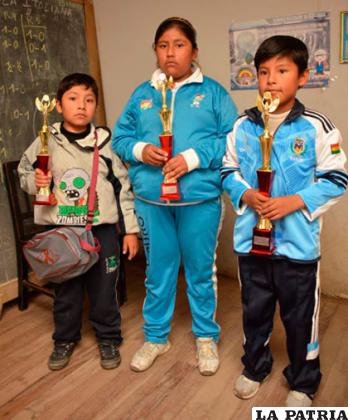 Al centro Milka, luciendo su trofeo en un certamen departamental