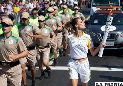 Alessandra Ambrosio llevando la llama olímpica al estadio /AS.COM