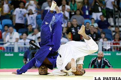 Walide Khyar, de Francia (azul), compite con el brasileño Felipe Kitadai en judo masculino /AS.COM