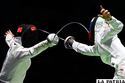 Nozomi Sato, de Japón, compite contra la rusa Tatiana Logunova en la prueba de esgrima /AS.COM