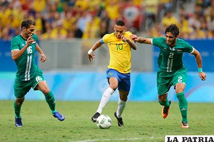 El astro Neymar, de Brasil, lleva la bola contra Irak en el estadio 