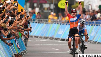 Anna van der Breggen cruza la meta
