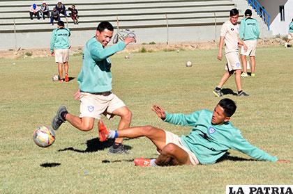 Parada intenta burlar a su marcador, ayer en el entrenamiento