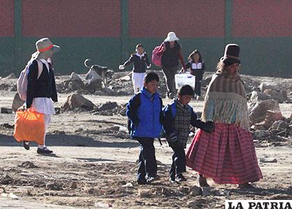 Alcalde quiere que educandos asistan el primer día de clases del 2017 con calzados nuevos /Archivo