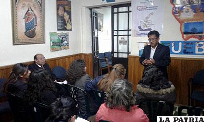 León en uno de sus acercamientos con grupos sociales en la Defensoría del Pueblo /FACEBOOK DEFENSORÍA DEL PUEBLO