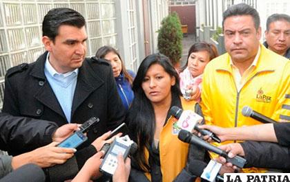 Los alcaldes de Cochabamba José María Leyes (izq.), de El Alto Soledad Chapetón (centro) y de La Paz Luis Revilla (der.)