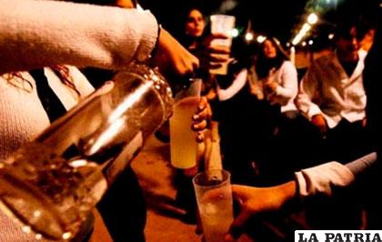 En Bolivia hace cinco años el consumo promedio per cápita era de 8,3 litros al año, que bajó a 5,9 litros per cápita /reyquibolivia.blogspot.com